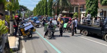 Usai Kampak, Giliran Warga Munjungan Trenggalek Tuntut Perbaikan Jalan Rusak. (foto/Bacaini)