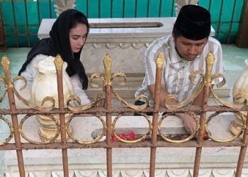 H-1 Pilgub Jatim, Emil Dardak dan Arumi Bachsin Ziarah ke Trenggalek