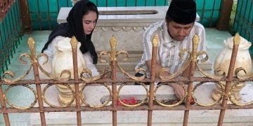 H-1 Pilgub Jatim, Emil Dardak dan Arumi Bachsin Ziarah ke Trenggalek. (foto/Bacaini)