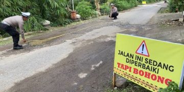 Pasang Banner di Sepanjang Jalan Rusak, Cara Warga Trenggalek Protes Pemerintah. (foto/Bacaini)