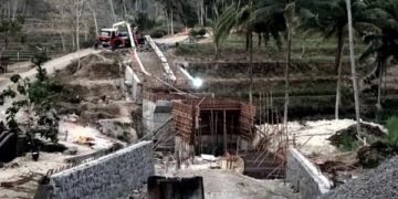 Berkat DBHCHT, Pembangunan Jembatan Kaligambang di Blitar Selatan Bisa Diwujudkan. Tampak pembangunan sudah 60 % pada pertengahan Oktober 2024 lalu. (foto/ist)