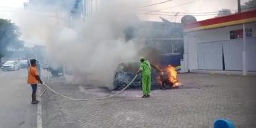 Api Ludeskan Mobil di Situbondo Usai isi BBM di SPBU, Ini Penyebabnya . (foto/Bacaini)