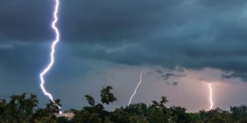 Penyebab Petir Sambar Rumah Apakah Karena Main Ponsel? Ini Penjelasannya. (foto/freepik)