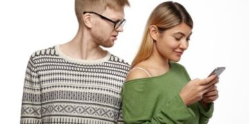 Survei Terbaru: Perempuan Lebih Gemar Selingkuh Ketimbang Pria, Ini Tandanya. (foto ilustrasi/freepik)