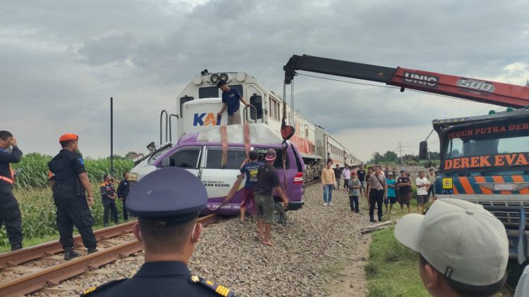 Laka Kereta Api Kontra Ambulan, 1 Orang Tewas