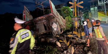 truk gandeng yang disambar KA Kertanegara di Kota Blitar. (Foto/ist)