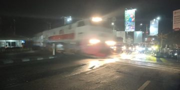 Berebut Terobos Palang Perlintasan, Minibus Tertabrak Kereta Api