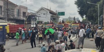 Ratusan Sopir Truk Blokir Jalan Depan Pemkab Kediri Demo Tuntut, Dilibatkan Dalam Proyek Pembangunan Tol. Foto : Bacaini.ID
