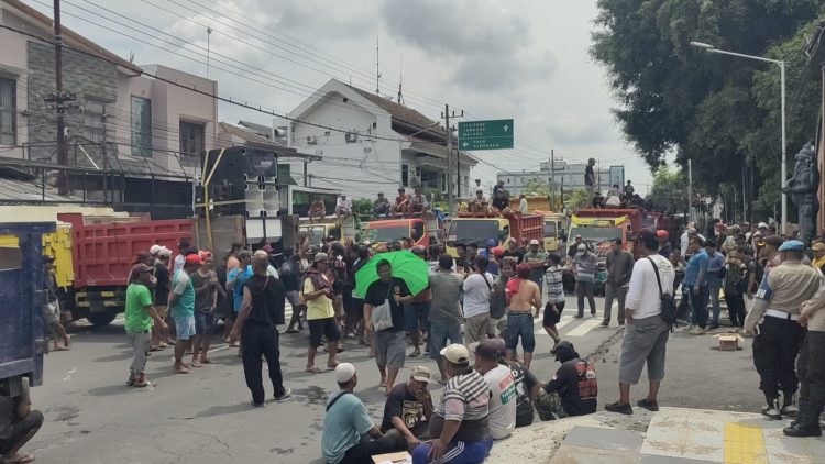 Ratusan Sopir Truk Blokir Jalan Depan Pemkab Kediri Demo Tuntut, Dilibatkan Dalam Proyek Pembangunan Tol