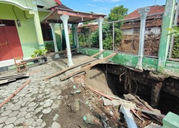 Halaman sekolah SDN Ngampel 2 Kediri amblas diterjang banjir. Foto: Bacaini/AK Jatmiko