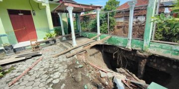 Halaman Sekolah Diterjang Banjir Saat Siswa Latihan Pramuka