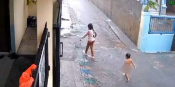 Viral Balita Bermain Hujan Lenyap Ditelan Arus Deras Selokan. (foto/tangkapan layar)