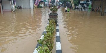 Banjir Akibat Hujan 3 Jam di Trenggalek Lumpuhkan Jalan Nasional. (foto/Bacaini)
