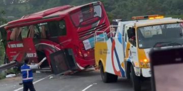 Detik-detik Mengerikan Kecelakaan Bus Pariwisata di Tol Pandaan-Malang KM 77. (foto/ist)
