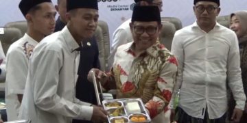 Daerah di Jatim yang Hari ini Operasikan Makan Bergizi Gratis, Blitar dan Kediri Belum.
Foto Menteri Muhaimin Iskandar saat uji coba MBG di Jombang.. (dokumen Bacaini)