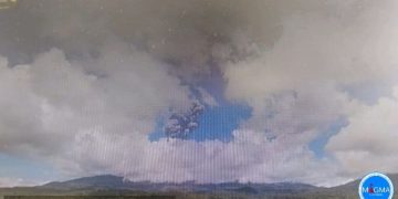 Gunung Raung Banyuwangi Erupsi, Wisatawan Dilarang Dekati Radius 3 Km dari Puncak. (foto/ist)
