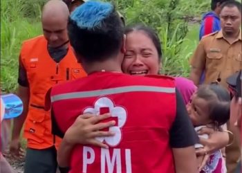 Air Mata Korban Banjir Bandang Blitar Tumpah di Pundak Haji Beky