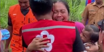 Air Mata Korban Banjir Bandang Blitar Tumpah di Pundak Haji Beky. (foto/ist)