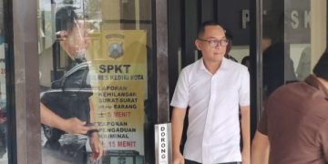 Motif Pemotor yang Paksa Kajari Kediri Lepas Tembakan ke Udara. Tampak Kajari Kabupaten Kediri Pradhana Probo Setyarjo usai memberikan keterangan di Polres Kediri Kota. (foto/Bacaini)