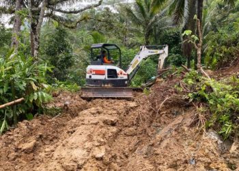 Tebing di Watulimo Trenggalek Longsor Hingga Tutup Jalan