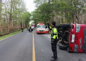 Minibus Angkut Rombongan 18 Siswa Situbondo Terguling di Jalur Pantura