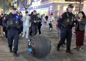 Polisi Tiongkok Mulai Gunakan Robot untuk Patroli dan Kejar Copet