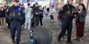 Polisi Tiongkok Mulai Gunakan Robot untuk Patroli dan Kejar Copet. (foto/south china mornin post)