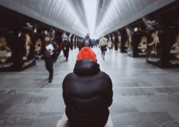 Merasa Sepi di Tengah Keramaian? Ini Sebabnya