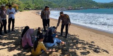 Pantai Trenggalek Masih Jadi Favorit Selama Nataru: Diprediksi Terjadi Lonjakan. (foto/Bacaini)