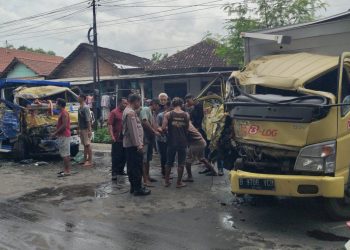 Adu Banteng Truk Box Ekspedisi Vs Pengangkut Pasir, Sopir Terjepit Bodi