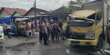 Adu Banteng Truk Box Ekspedisi Vs Pengangkut Pasir, Sopir Terjepit Bodi. Foto : Bacaini.ID/A.K Jatmiko