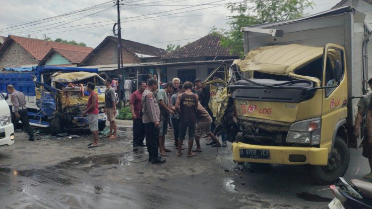 Adu Banteng Truk Box Ekspedisi Vs Pengangkut Pasir, Sopir Terjepit Bodi