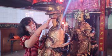 Jelang Imlek, Patung Dewa Berusia 2 Abad Dimandikan. Foto : Bacaini.ID/Jatmiko