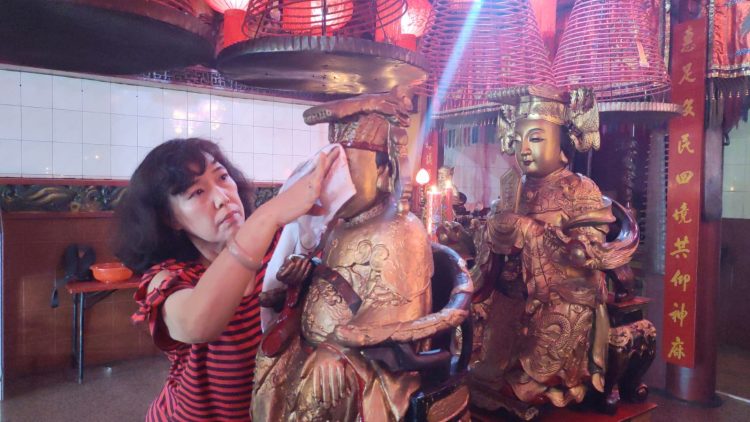 Jelang Imlek, Patung Dewa Berusia 2 Abad Dimandikan