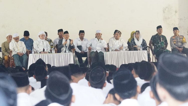 Pj Wali Kota Kediri Turut Sambut Wakil Presiden RI Periode 2019-2024 Saat Datang Ke Ponpes Lirboyo Kediri. Foto : Dok. Pemkot Kediri