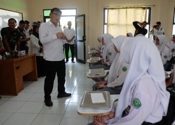 Budiman Sudjatmiko Dampingi Pelajar di Karawang Makan Bergizi Gratis