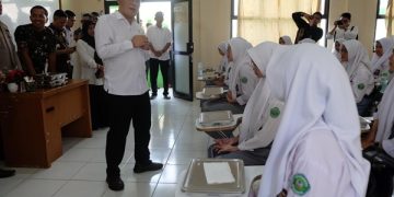 Budiman Sudjatmiko Dampingi Pelajar di Karawang Makan Bergizi Gratis