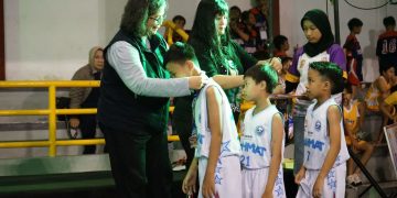 Pj Wali Kota Kediri Zanariah, Serahkan Hadiah Kompetisi Basket Walikota Cup 2024. Foto : Dok. Pemkot Kediri