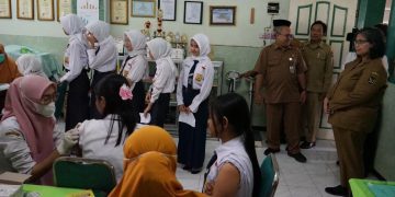 Pj Wali Kota Kediri Zanariah Tinjau Pelaksanaan Perluasan Imunisasi HPV Anak Perempuan Usia 15 Tahun. Foto : Dok. Pemkot Kediri