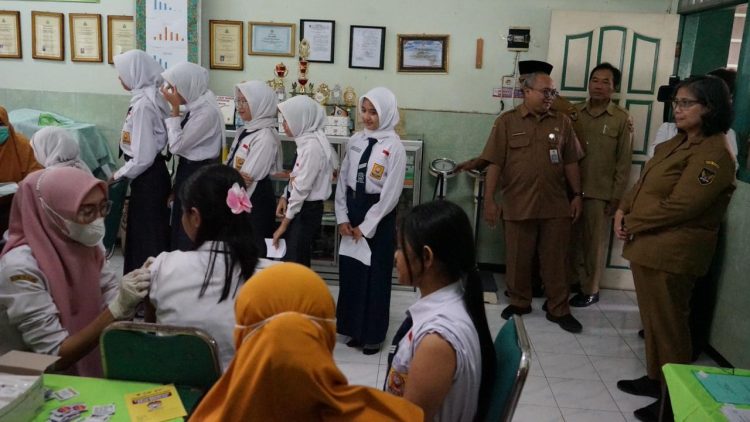 Pj Wali Kota Kediri Zanariah Tinjau Pelaksanaan Perluasan Imunisasi HPV Anak Perempuan Usia 15 Tahun