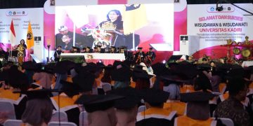 Hadiri Wisuda Universitas Kadiri, Pj Wali Kota Kediri Sampaikan Pesan Hadapi Tantangan Zaman. Foto : Dok. Pemkot Kediri