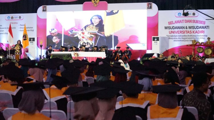 Hadiri Wisuda Universitas Kadiri, Pj Wali Kota Kediri Sampaikan Pesan Hadapi Tantangan Zaman