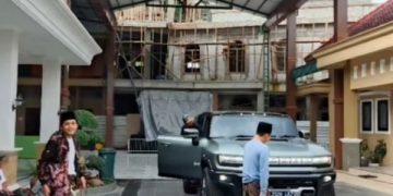 Pamer Hummer Listrik 4,5 M, “Rahasia” Ketenaran Gus Iqdam Dibongkar Netizen (foto/ist)