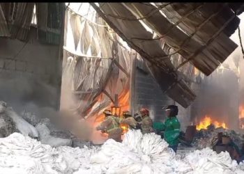 Kebakaran Pabrik Plastik di Jombang Bikin 7 Damkar Kalang Kabut