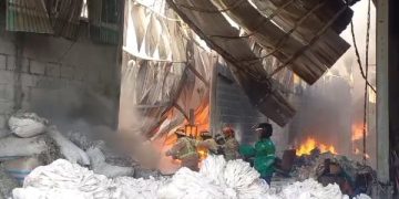 Kebakaran Pabrik Plastik di Jombang Bikin 7 Damkar Kalang Kabut. (foto/Bacaini)