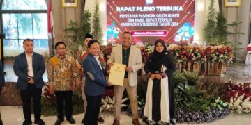 KPU Situbondo Tetapkan Rio-Ulfi sebagai Bupati dan Wakil Bupati Terpilih. (foto/Bacaini)