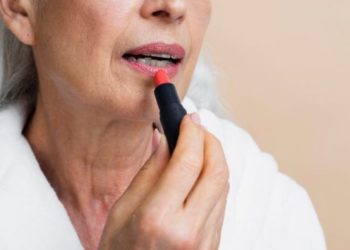 Tips Memilih Lipstik Untuk Perempuan Senior: Hindari Matte!