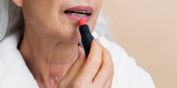 Tips Memilih Lipstik Untuk Perempuan Senior: Hindari Matte! (foto ilustrasi/freepik)