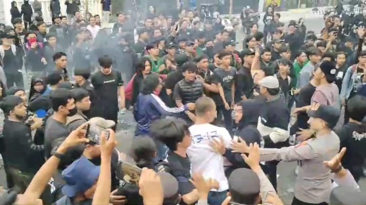 Kericuhan Mewarnai Aksi Unjuk Rasa Mahasiswa di Kediri