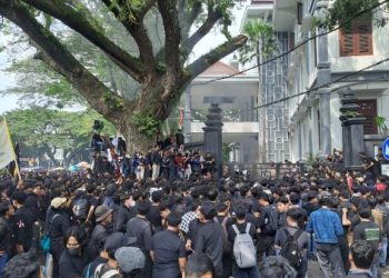 Massa Indonesia Gelap Malang Raya Demo Kebijakan Prabowo, PDIP Pasang Badan